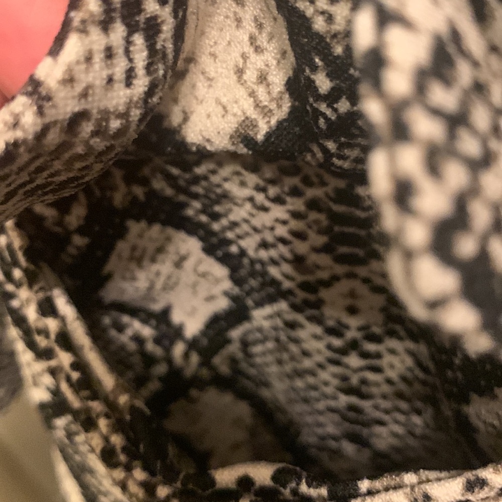 🐍 Get Sssstylish with the Veronica M Snakeskin Print Blazer in Size Small! 🐍 - Picture 9 of 16